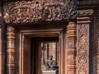 Blick durch ein verziertes Tor zu einer Wächterfigur - Benteay Srei - Kambodscha